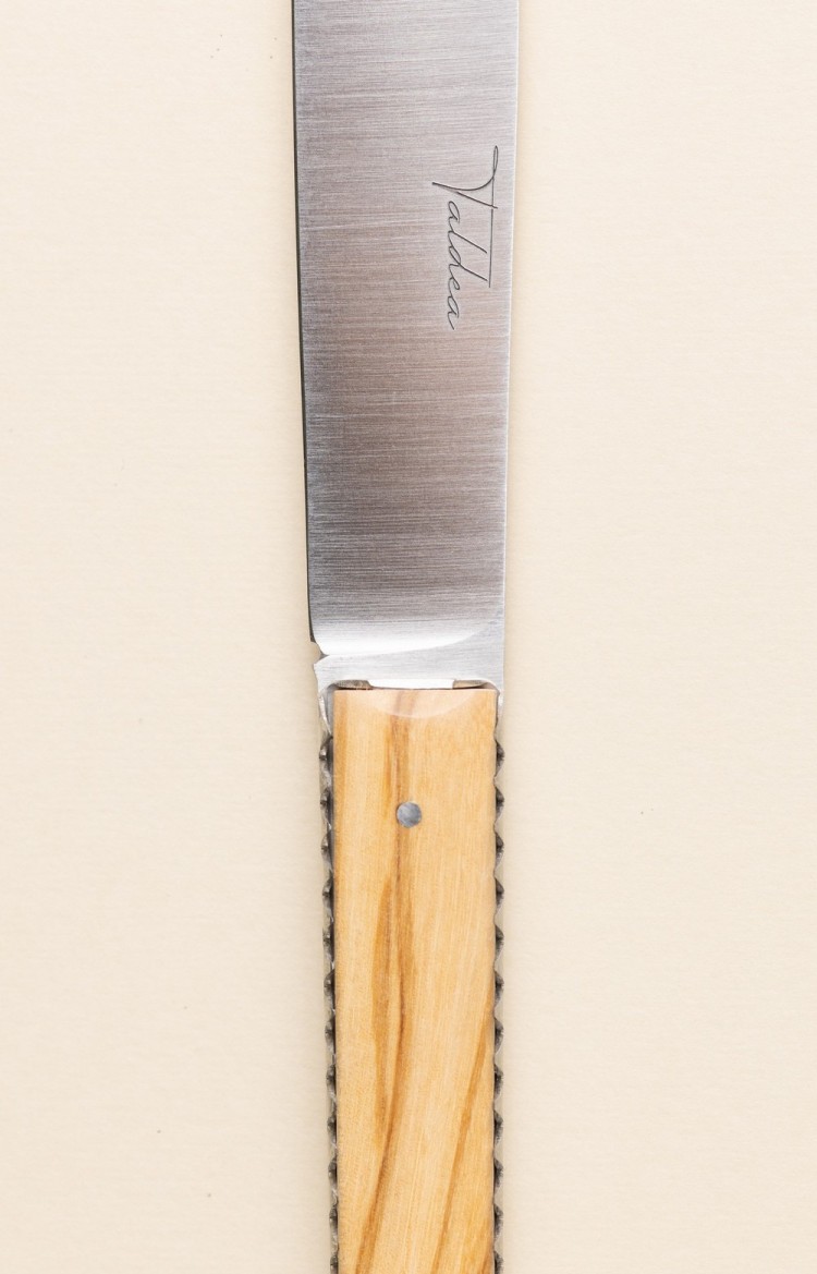 Photo de Taldea, couteau de table en olivier, plan rapproché
