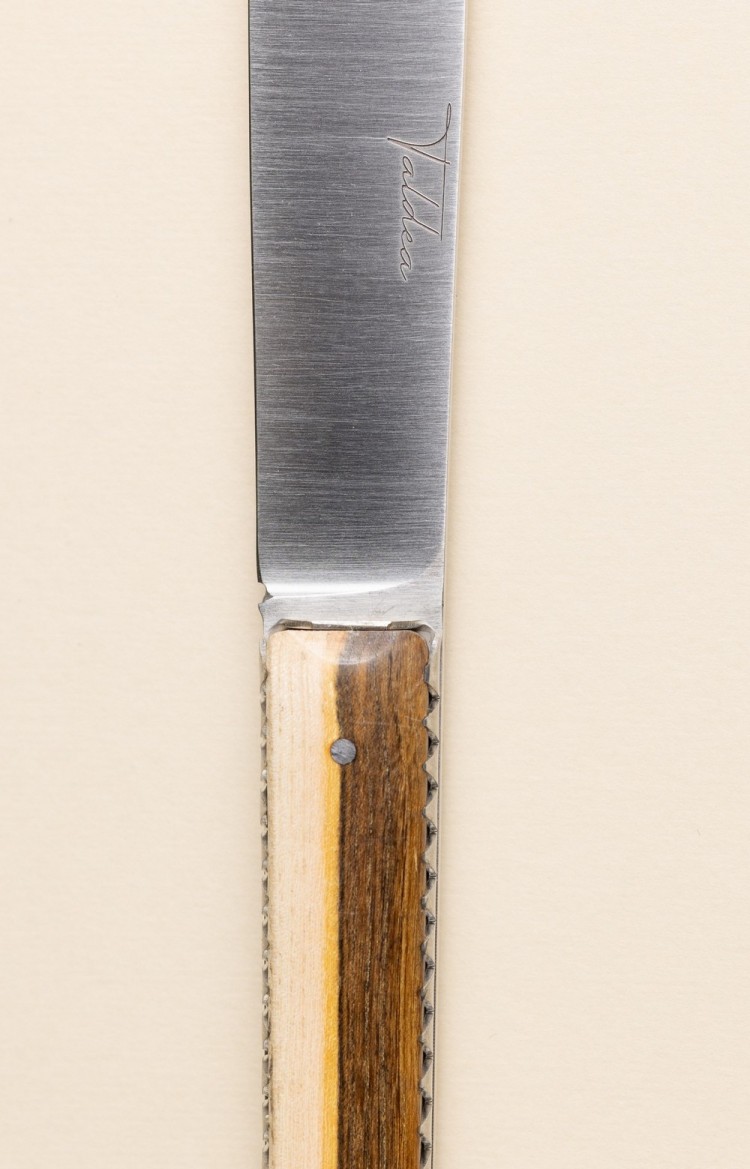 Photo de Taldea, couteau de table en pistachier, plan rapproché