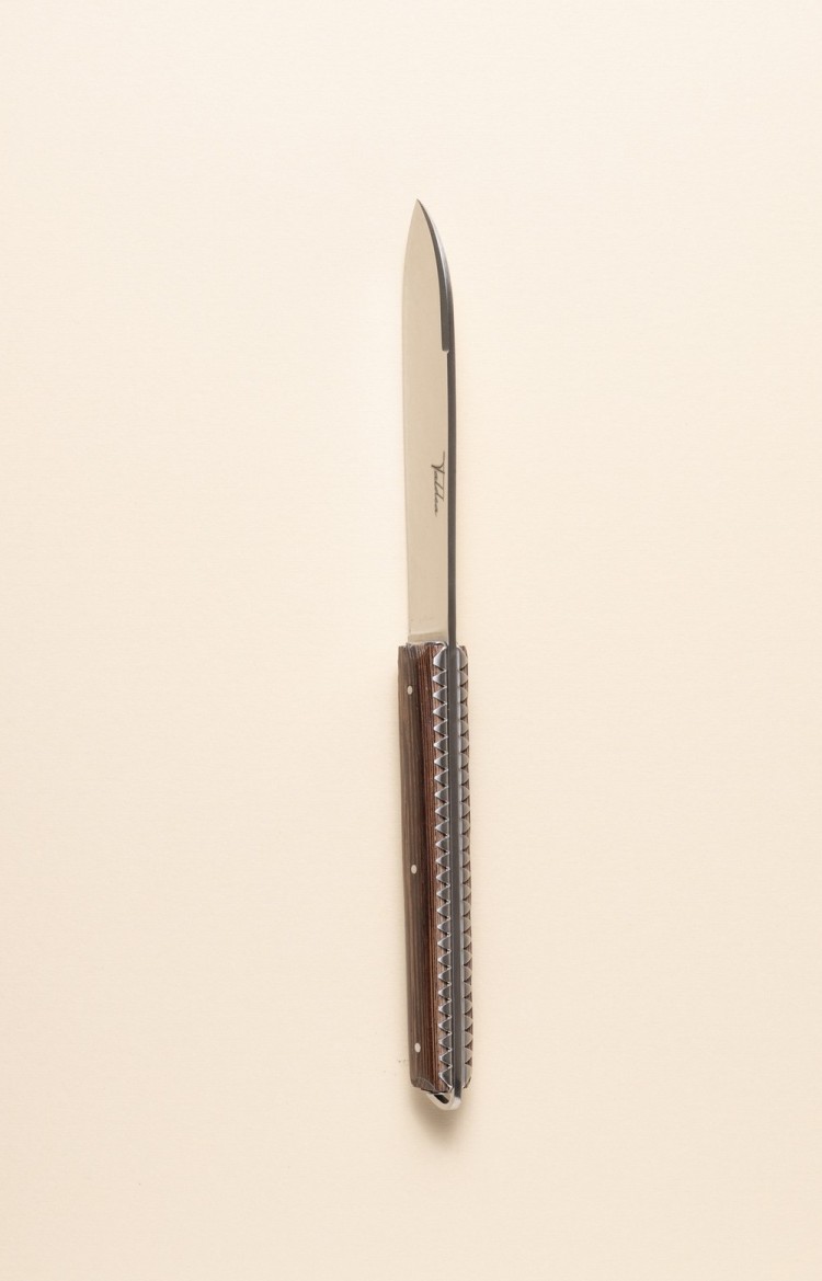 Photo de Taldea, couteau de table en wengé, vue sur le dos et le ciselage des platines