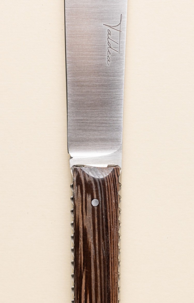 Photo de Taldea, couteau de table en wengé, plan rapproché