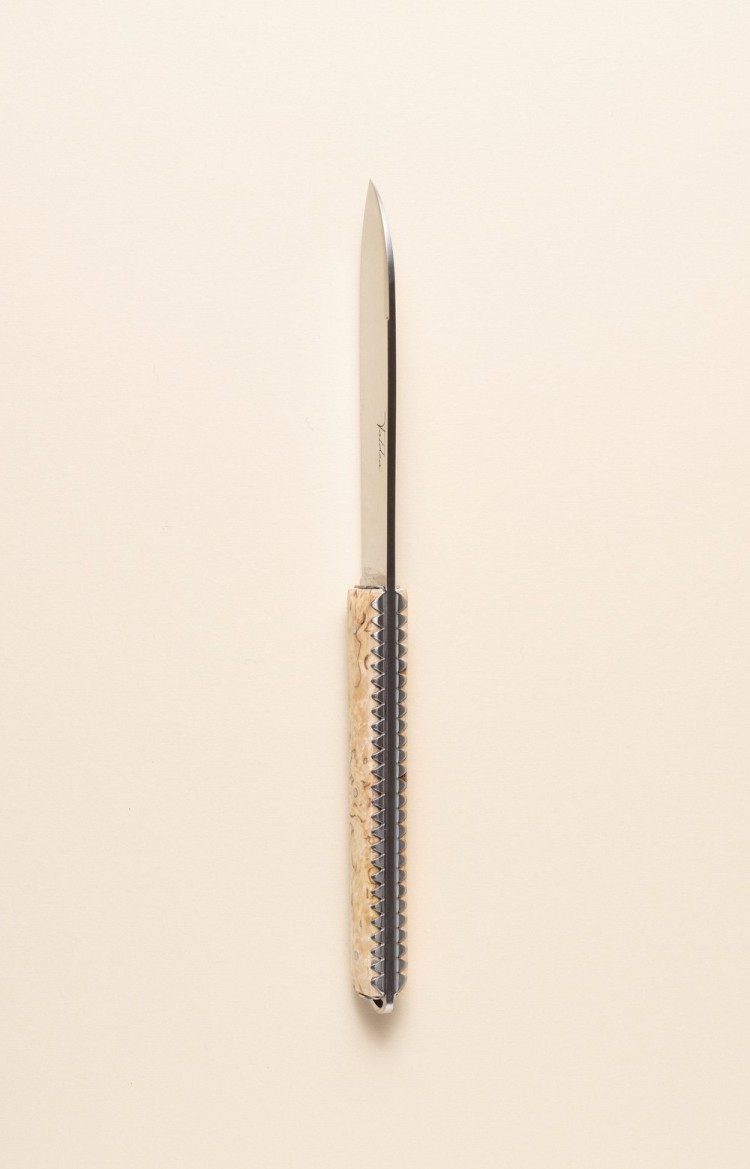 Photo de Taldea, couteau de table en bouleau, vue sur le dos et le ciselage des platines