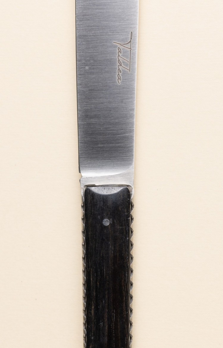 Photo de Taldea, couteau de table en ébène, plan rapproché