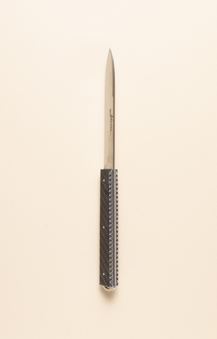 Photo de Artzaina, couteau de table en fibre de carbone, vue sur le dos et le ciselage des platines