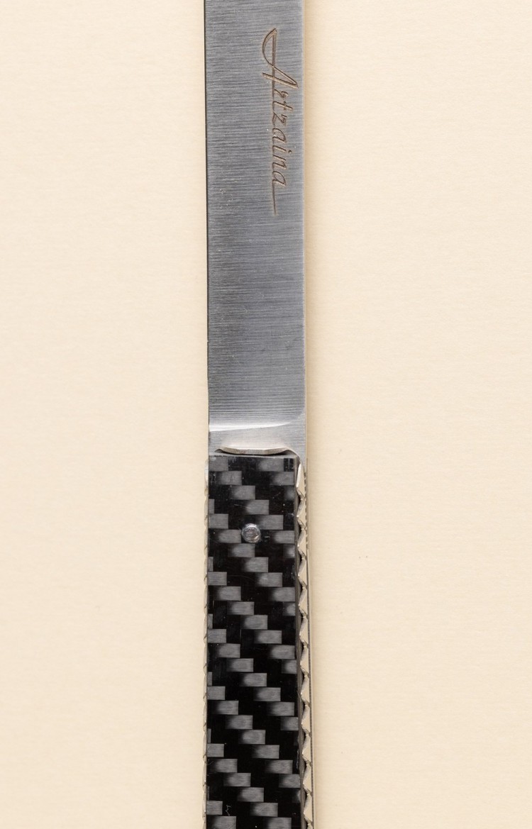 Photo de Artzaina, couteau de table en fibre de carbone, plan rapproché