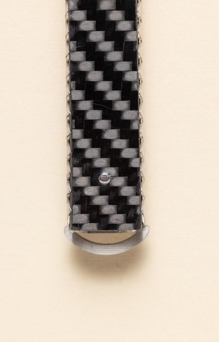 Photo de l'extrémité du couteau  basque Artzaina en fibre de carbone, rappelle la forme arrondie du pommeau du Makila