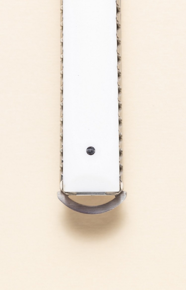 Photo de l'extrémité du couteau  basque Artzaina en acrylique, rappelle la forme arrondie du pommeau du Makila