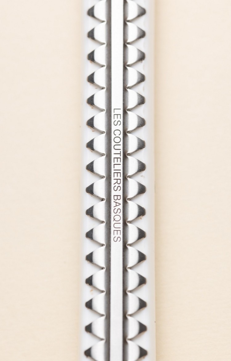 Photo du logo Les Couteliers Basques gravé sur les couteaux de table Artzaina