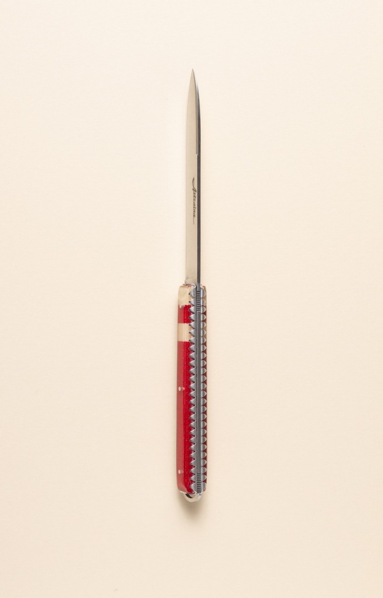 Photo de Artzaina, couteau de table en linge basque rouge avec deux bandes blanches, vue sur le dos et le ciselage des platines