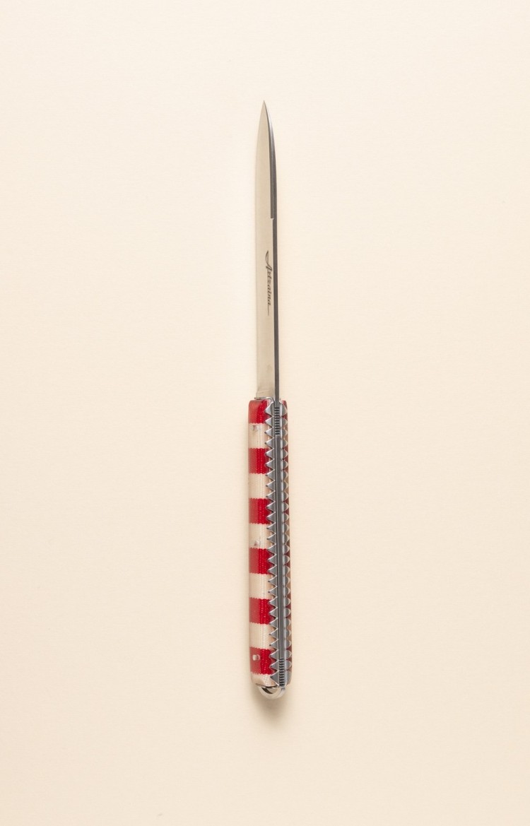 Photo de Artzaina, couteau de table en linge basque, alternance de rouge et blanc , vue sur le dos et le ciselage des platines