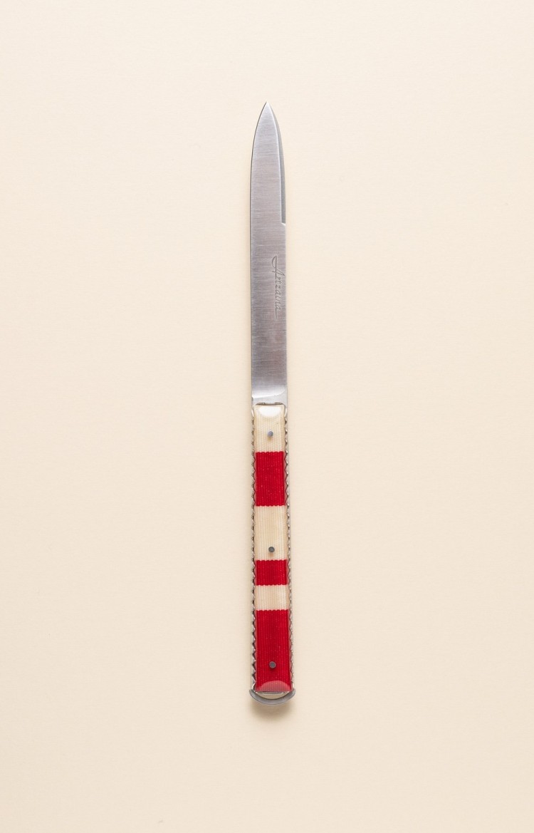 Photo de Artzaina, couteau artisanal en linge basque rouge avec trois bandes blanches