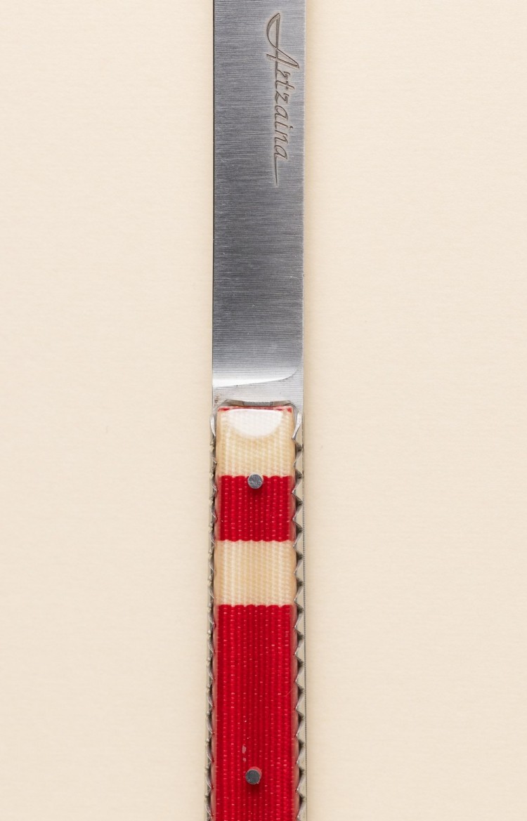 Photo de Artzaina, couteau artisanal en linge basque rouge avec deux bandes blanches, plan rapproché