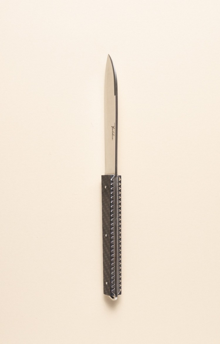 Photo de Taldea, couteau de table en fibre de carbone, vue sur le dos et le ciselage des platines