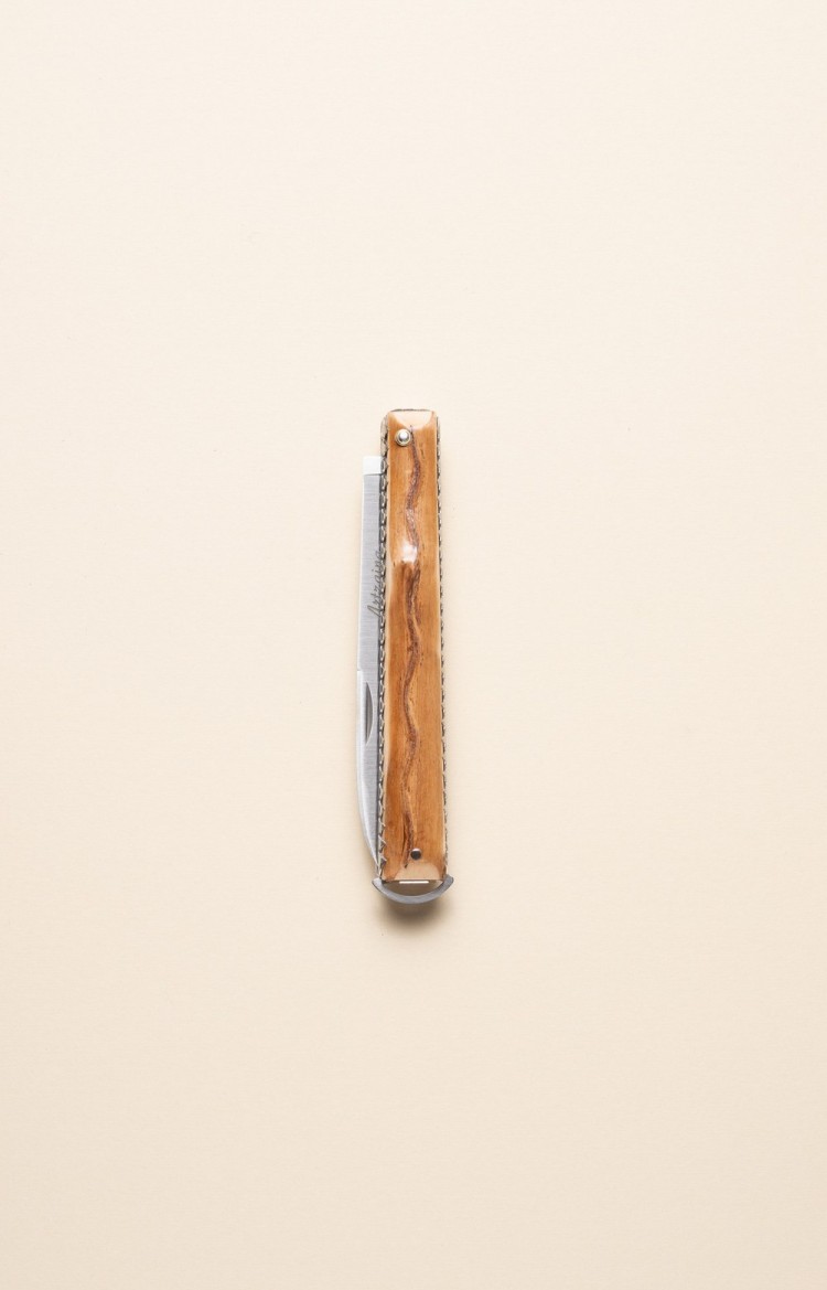 Photo du manche du couteau basque Artzaina, inspiré du Makila, en néflier