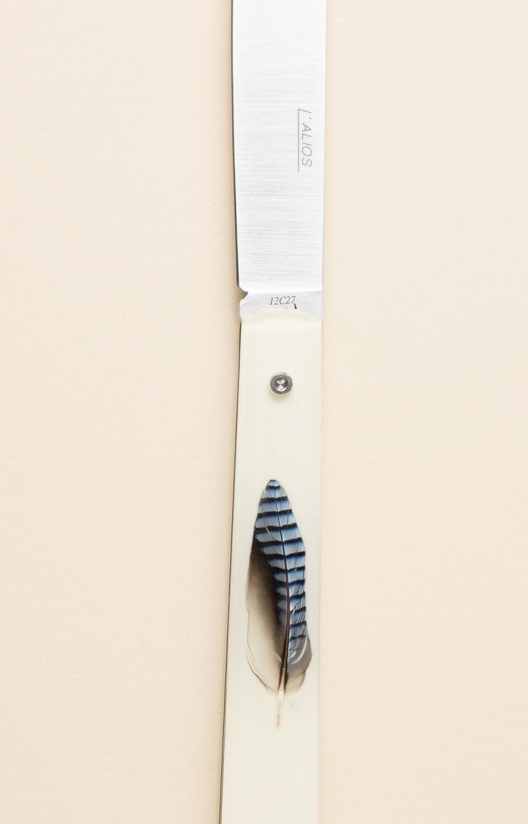 Photo du couteau artisanal l'Alios avec plumes de geai dans de la résine sur fond blanc, lame ouverte, plan rapproché