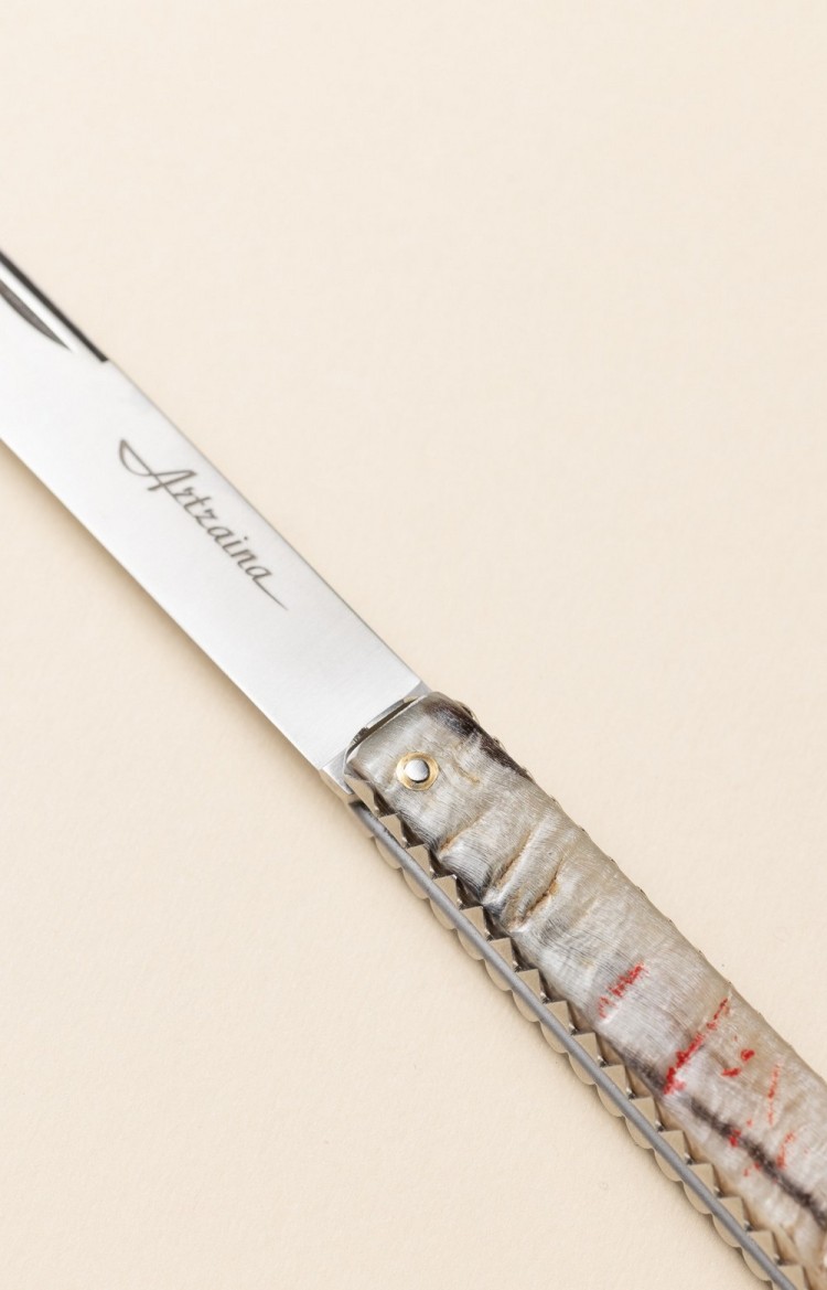 Photo de Artzaina, couteau de table en corne de bélier, plan rapproché, platines ciselées