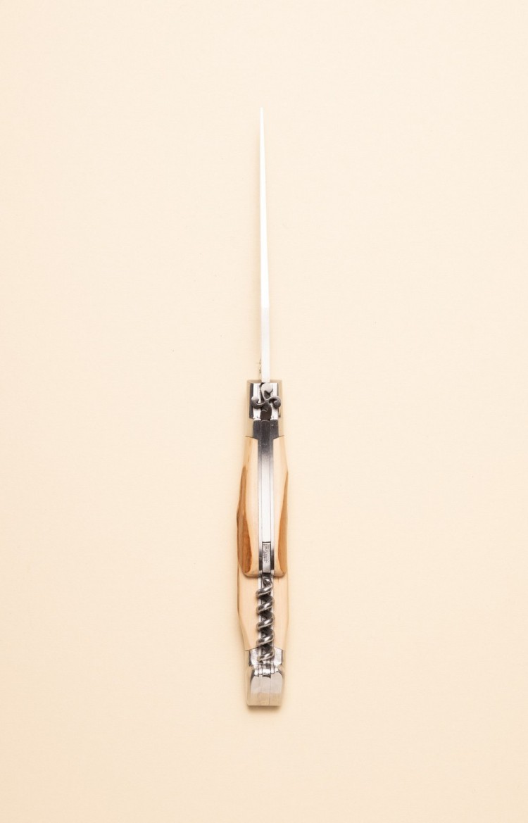 Photo de Mizpira, couteau artisanal  basque en néflier prise de dessus, vue sur le ressort sculpté à la main et tire bouchon