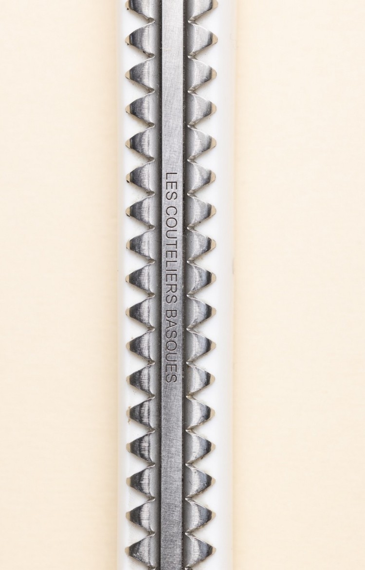 Photo du logo gravé sur les couteaux de table Taldea en acrylique