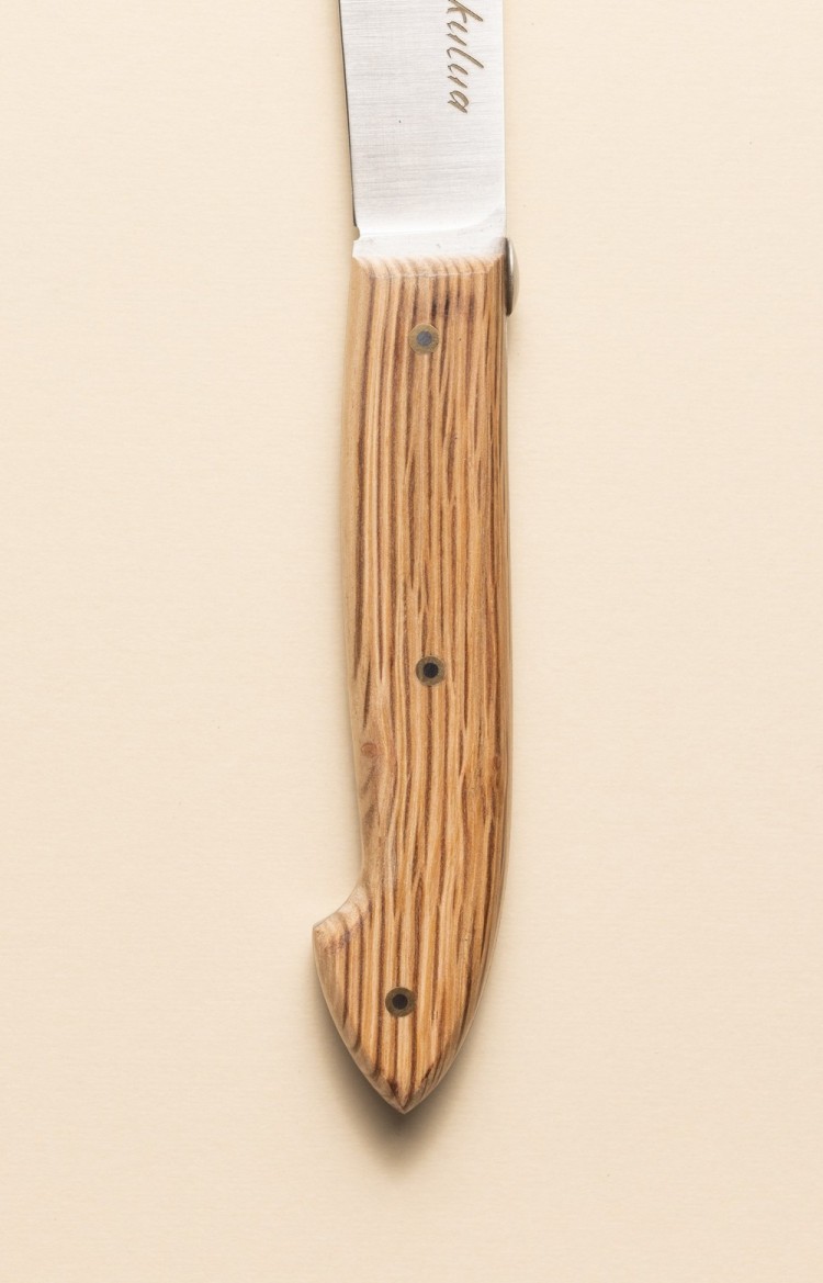 Photo du manche de  Urkulua, couteau de table en chêne vert