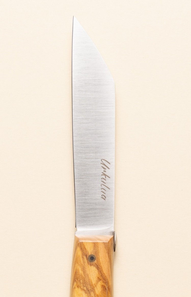 Photo de la lame du couteau Urkulua de table en olivier, couteau des bergers basques