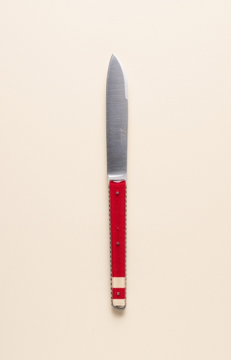 Photo de Taldea, couteau artisanal en linge basque rouge avec deux bandes blanches
