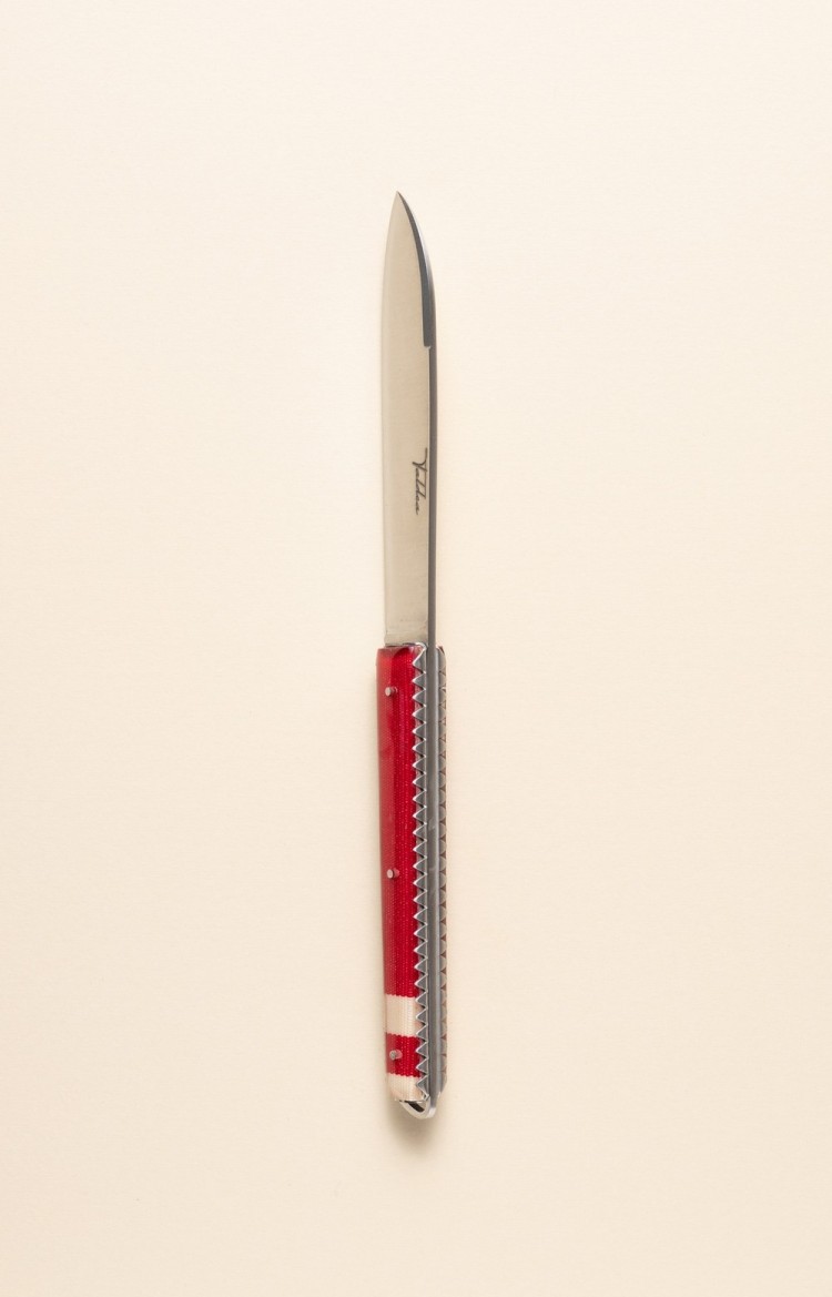 Photo de Taldea, couteau de table en linge basque rouge avec deux bandes blanches, vue sur le dos et le ciselage des platines