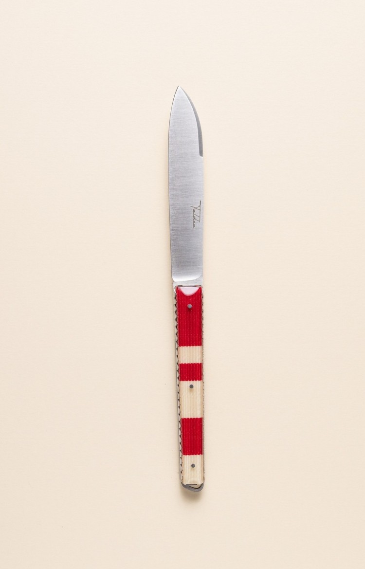 Photo de Taldea, couteau artisanal en linge basque rouge avec trois bandes blanches