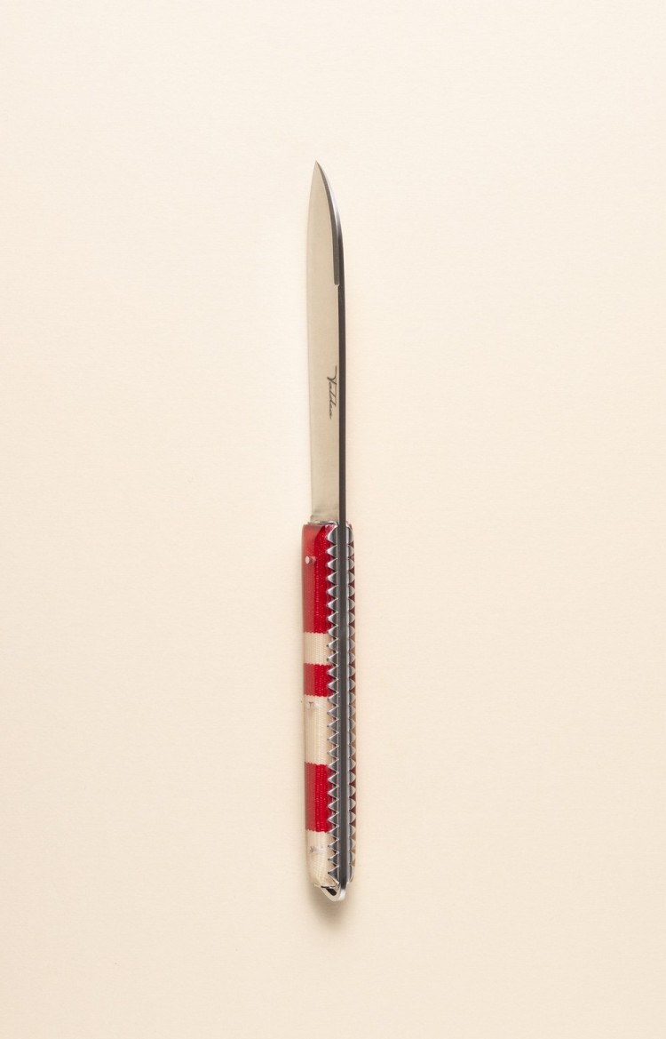 Photo de Taldea, couteau de table en linge basque rouge avec trois bandes blanches, vue sur le dos et le ciselage des platines