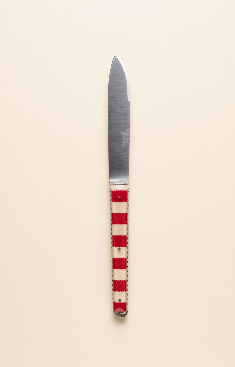Photo de Taldea, couteau artisanal en linge basque rouge avec alternance de bandes blanches et rouges