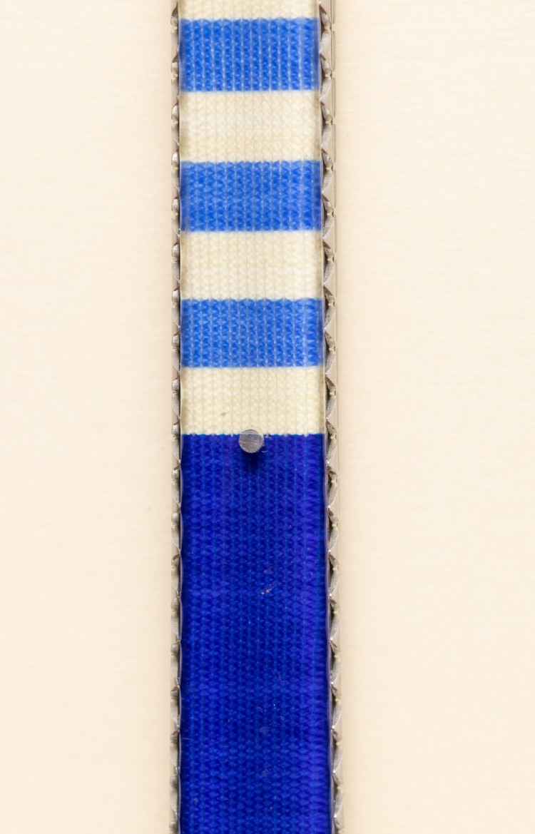 Photo du manche de Artzaina, couteau artisanal en linge basque bleu clair, plan rapproché
