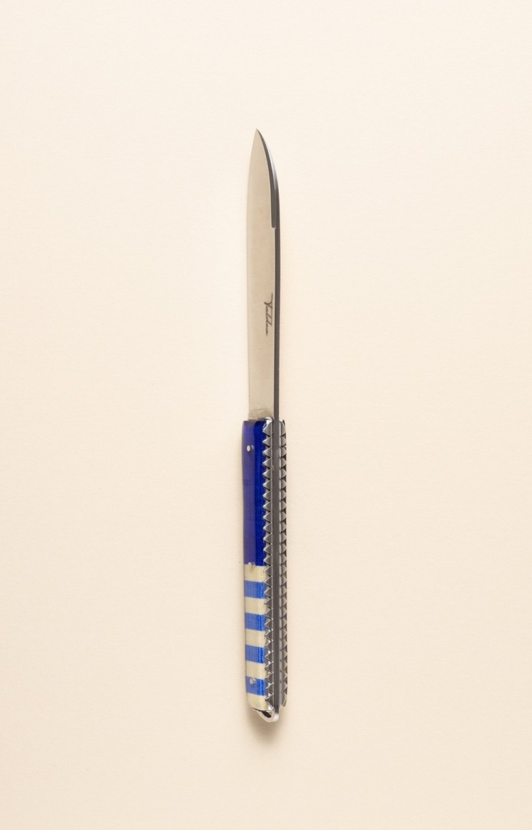 Photo de Taldea, couteau de table en linge basque bleu clair, vue sur le dos et le ciselage des platines