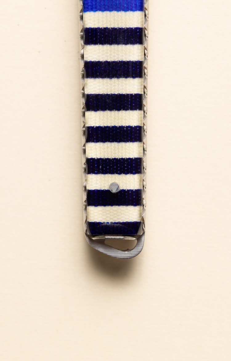 Photo de l'extrémité du manche de Taldea, couteau de table en linge basque bleu, rayures foncées