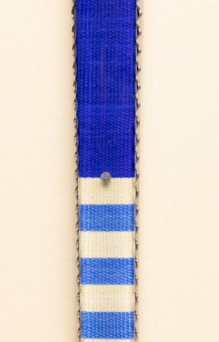 Photo du manche de Taldea, couteau de table en linge basque bleu avec rayures bleues claires