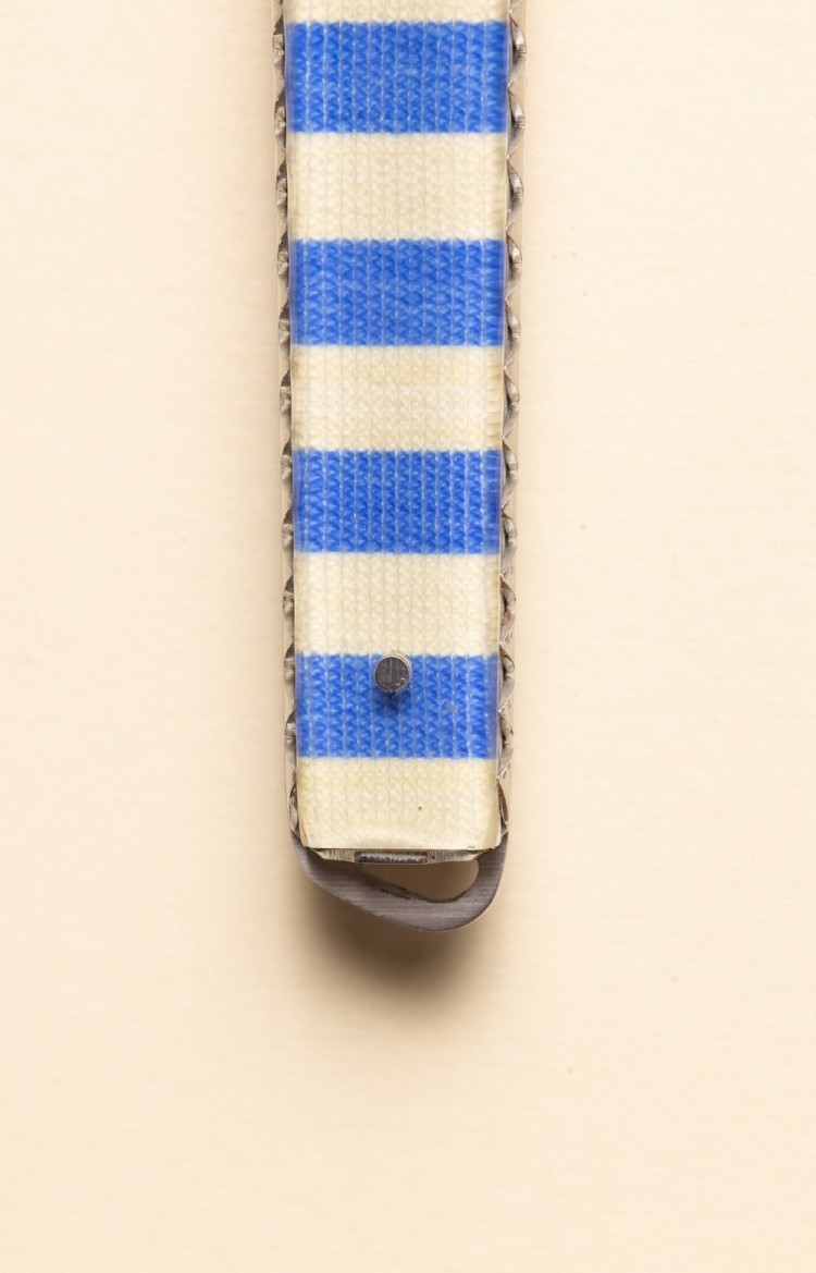 Photo de l'extrémité du manche de Taldea, couteau de table en linge basque bleu, rayures claires