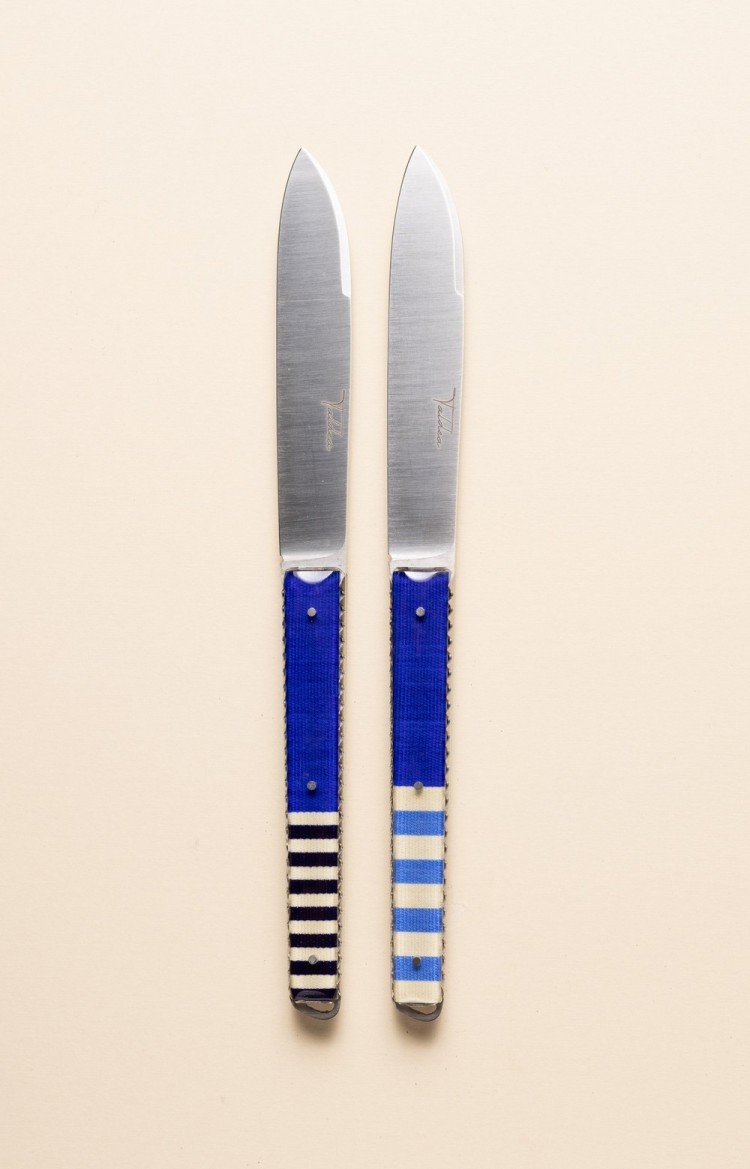 Photo de Taldea, couteau artisanal en linge basque bleu en plusieurs déclinaisons