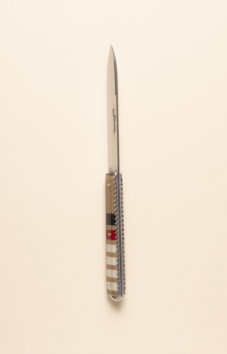 Photo de Artzaina, couteau de table en linge basque, vue sur le dos et le ciselage des platines