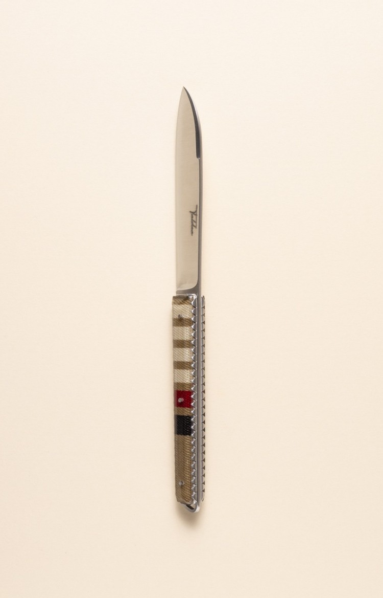 Photo de Taldea, couteau de table en linge basque, vue sur le dos et le ciselage des platines