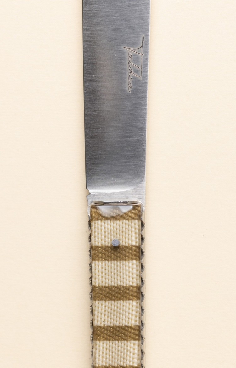 Photo de Taldea, couteau artisanal en linge basque, plan rapproché