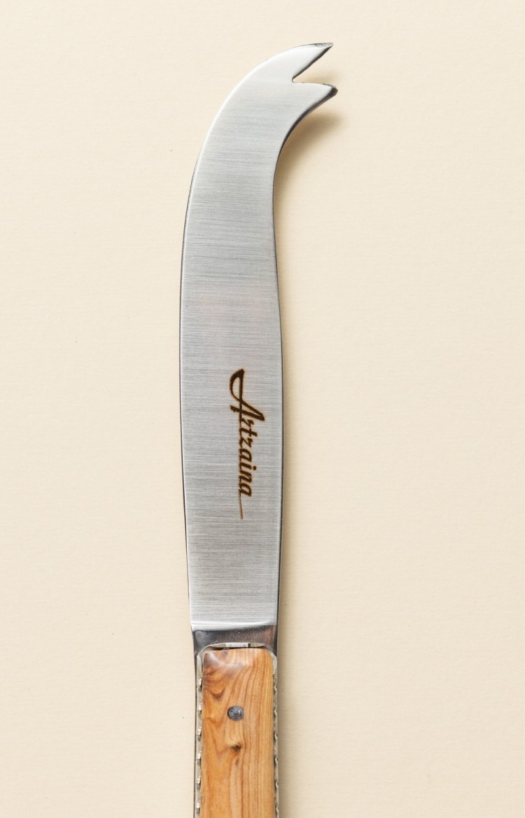 Photo de la lame du couteau à fromage Artzaina en genévrier