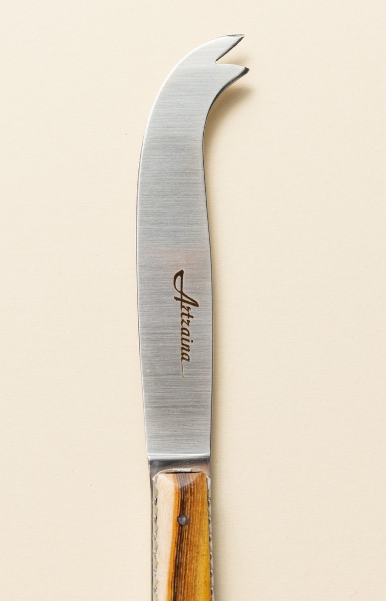 Photo de la lame du couteau à fromage Artzaina en pistachier