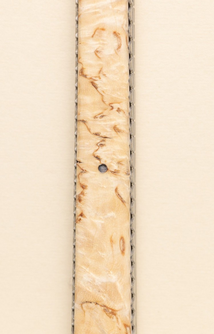 Photo du manche du couteau à fromage Artzaina en bouleau