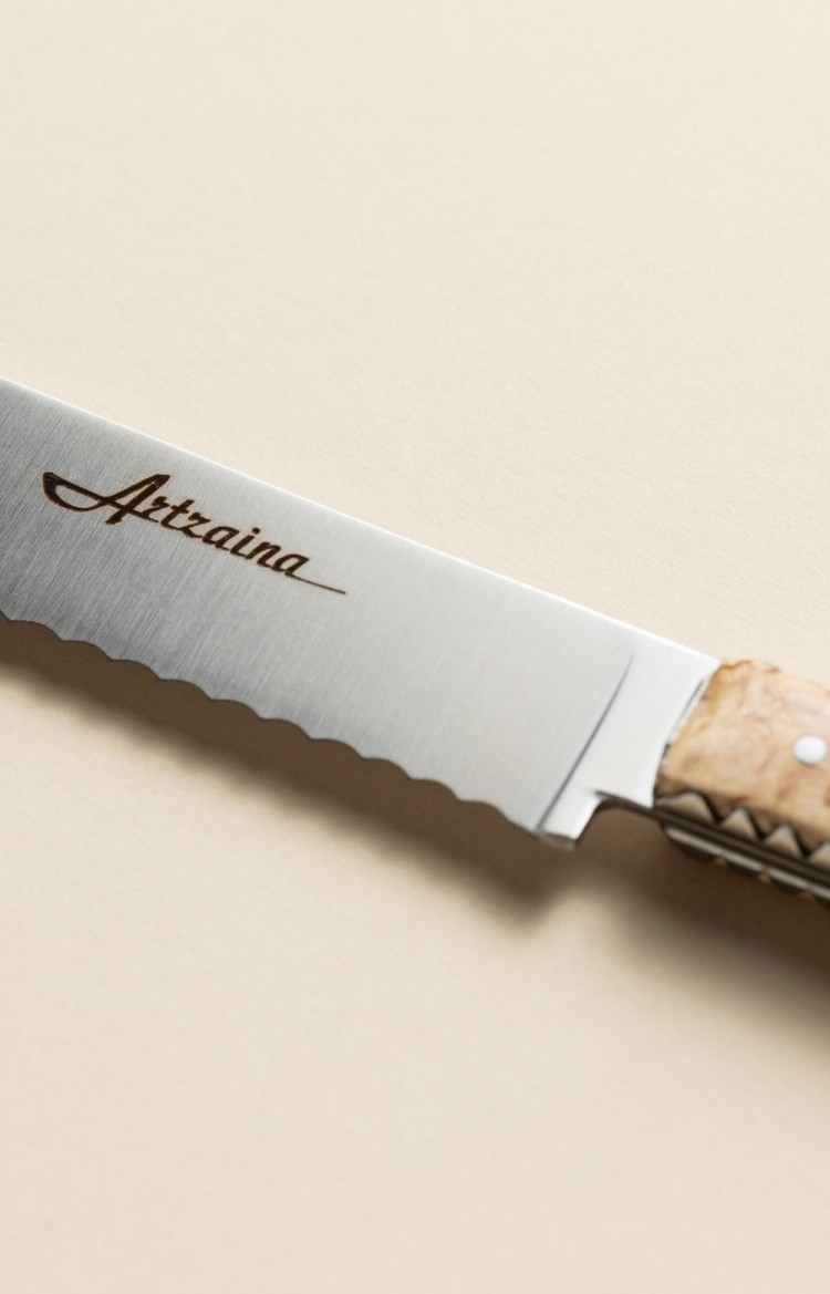 Photo de la lame du couteau à pain Artzaina et haut du manche en bouleau