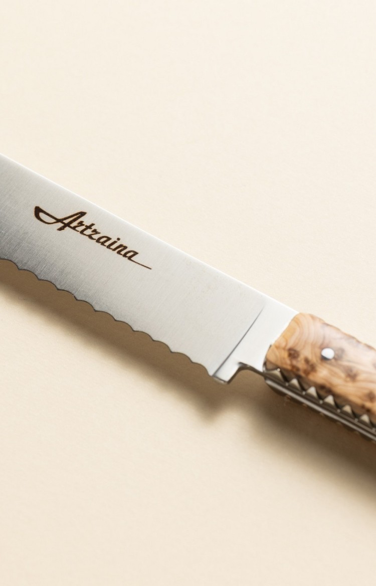 Photo de la lame du couteau à pain Artzaina et haut du manche en genévrier