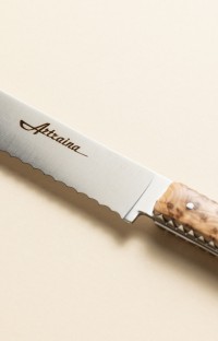 Photo de la lame du couteau à pain Artzaina et haut du manche en genévrier Photo de la lame du couteau à pain Artzaina et haut du manche en genévrier