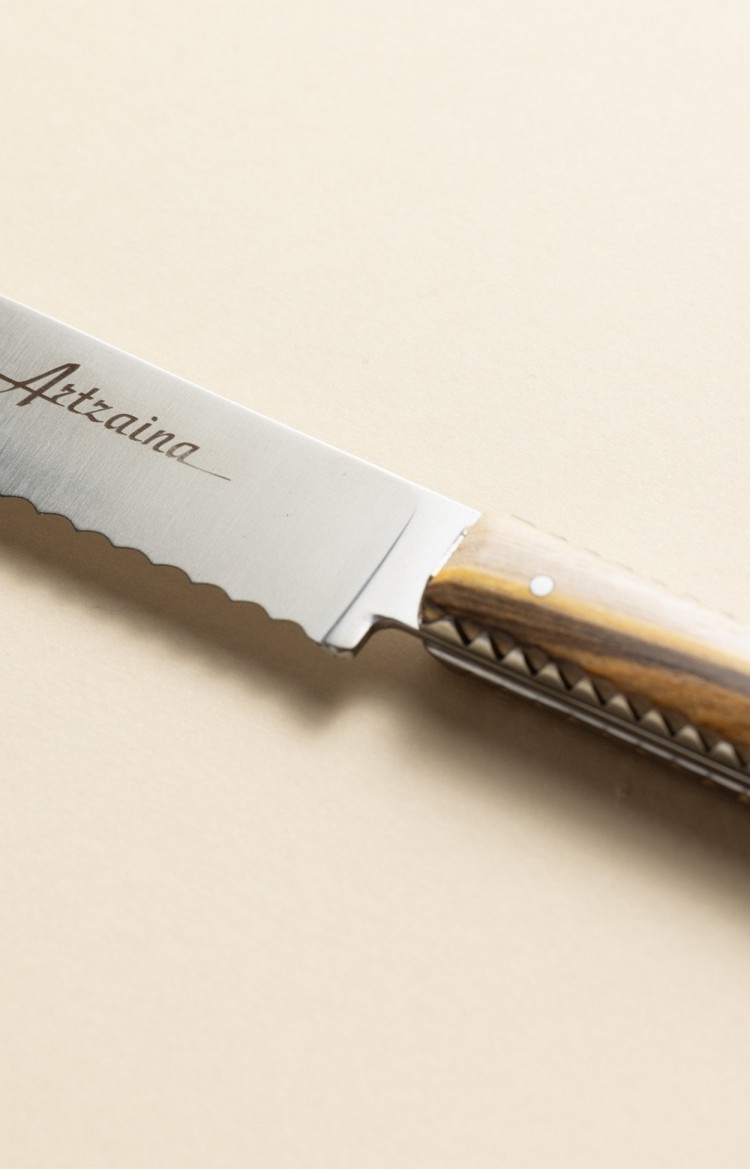 Photo de la lame du couteau à pain Artzaina et haut du manche en pistachier
