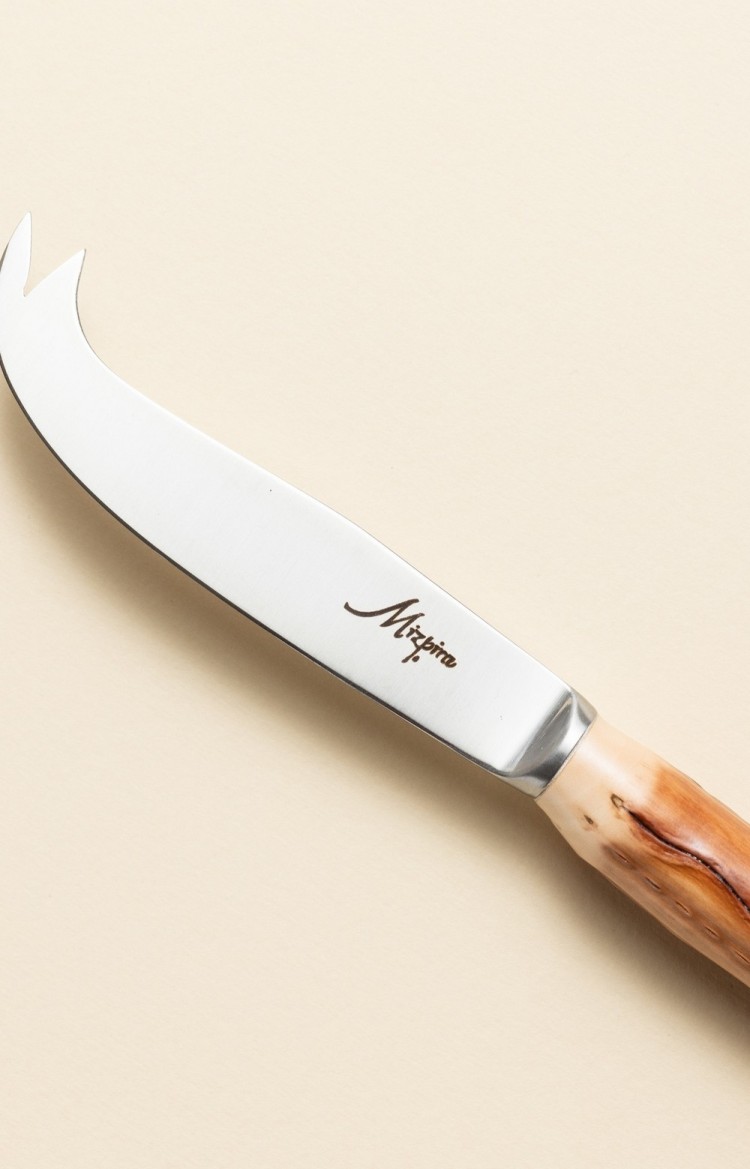 Photo de la lame du couteau à fromage Mizpira et haut du manche en néflier scarifié, petit modèle
