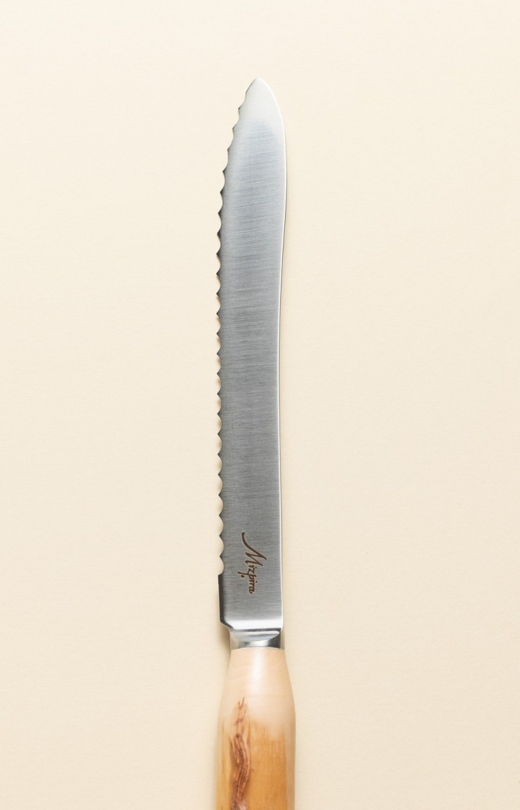 Photo de la lame du couteau à pain Mizpira, couteau à pain en néflier scarifié