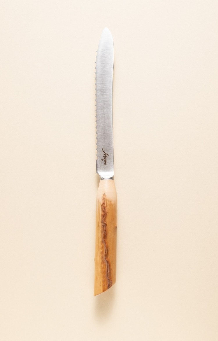 Photo de Mizpira, couteau artisanal à pain en néflier