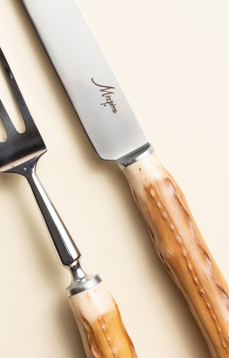 Photo de Mizpira, service à découper artisanal en néflier, fourchette, lame et manche du couteau