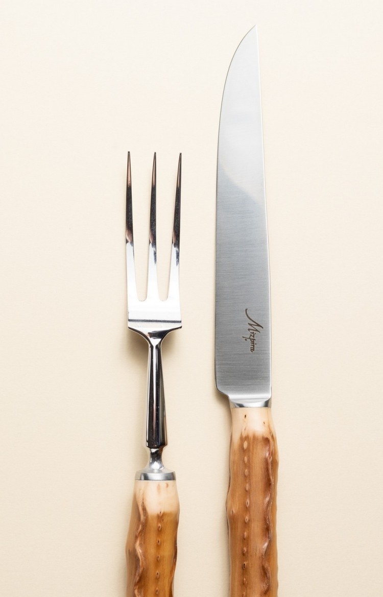 Photo de la fourchette et lame du couteau du service à découper Mizpira en néflier scarifié