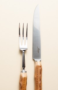 Mizpira, service à découper artisanal en néflier scarifié Mizpira, service à découper artisanal en néflier scarifié